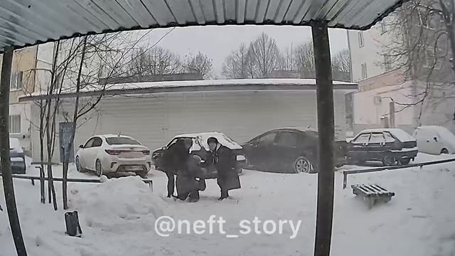 В Нефтекамске на женщин обрушилась снежная лавина прямо с крыши смотреть онлайн
