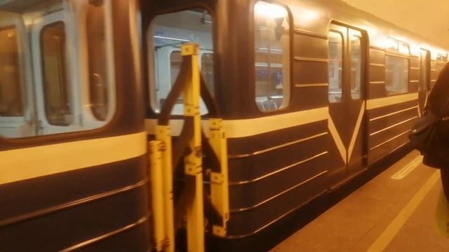 Прибытие 1-3-1 на Станции Проспект Просвещения смотреть онлайн