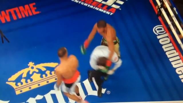 Боксер отправил судью в нокдаун смотреть онлайн