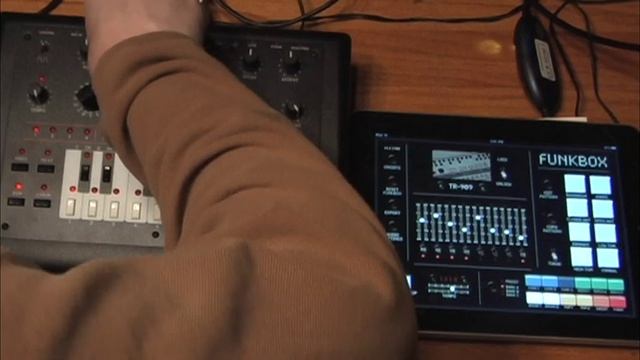 FunkBox iPad app MIDI synced with an x0xb0x смотреть онлайн