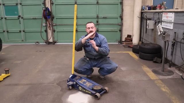 How to safely lift any vehicle with a hydraulic floor jack! Unibody/body on frame vehicles shown! смотреть онлайн