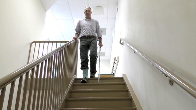 How to Use a Cane on Stairs Correctly (Training, Use, and Safety) смотреть онлайн