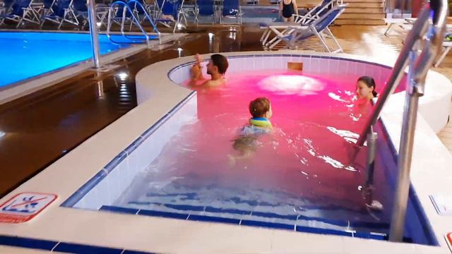 Vick at H2O Waterpark смотреть онлайн