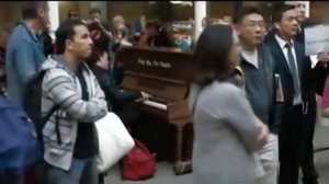 Профессионал-пианист поиграл на  пианино .