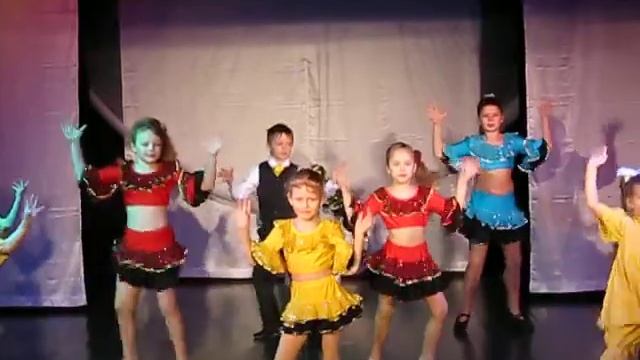 Коллектив эстрадного танца "Веселые башмачки". Танец - "Макарена". смотреть онлайн