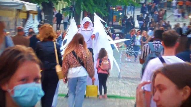 Одесса, Дерибасовская, июнь, скрипачка / Odessa, Deribasovskaya street, June, violinist смотреть онлайн