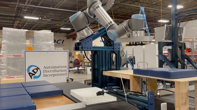 Collaborative Robot Pick and Place Application with Boxes of Bottles Dispensed onto a Conveyor Belt смотреть онлайн