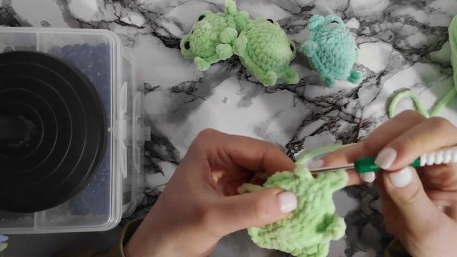 Лягушонок Миник крючком / МК вязанный брелок жабка быстро и просто смотреть онлайн