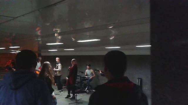 Музыканты в подземном переходе смотреть онлайн