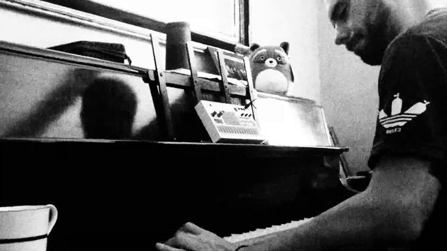 Basic piano skills with help of Korg Volca sample. (used as metronome) смотреть онлайн