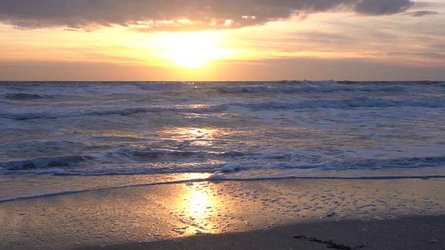 Закат солнца на зимнем пляже посёлка Штормовое смотреть онлайн