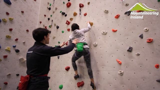 Advanced lead belaying at an Indoor Wall смотреть онлайн