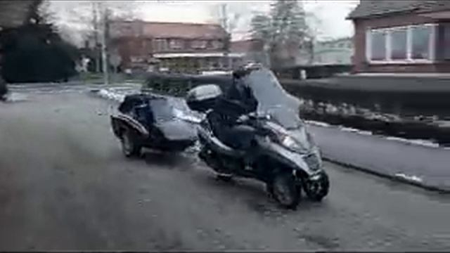 Piaggio MP3 250 LT with Freewheel Doggy Trailer смотреть онлайн