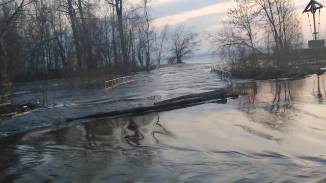 СИЛЬНОЕ ПОЛОВОДЬЕ В САМАРСКОЙ ОБЛ/ЗАТОПИЛО ДОРОГУ ВОДОЙ / ВОДА ПРИБЫВАЕТ/Р.ВОЛГА/САМАРСКАЯ ОБЛ. смотреть онлайн