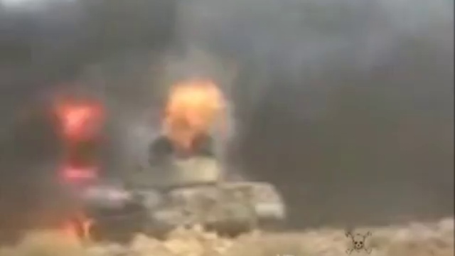 Горящий танк Т-55 ливийских повстанцев (Ливия, 2011) смотреть онлайн