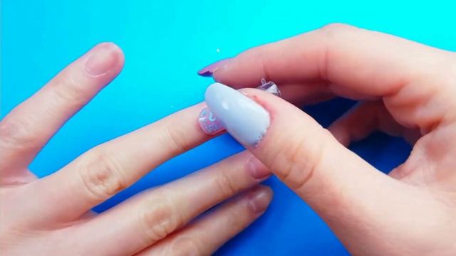 23 КЛЁВЫХ и БЕЗУМНЫХ ТРЮКОВ С НОГТЯМИ – DIY ЖИДКИЕ НОГТИ ИЗ ТРУБОЧЕК и другое – поделки за 5 минут смотреть онлайн