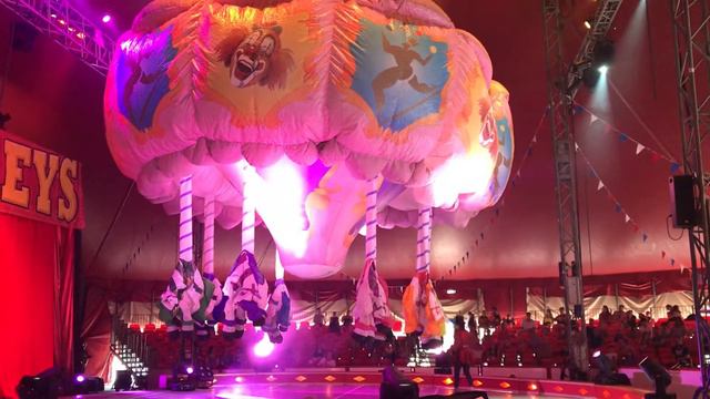Circus [2] смотреть онлайн