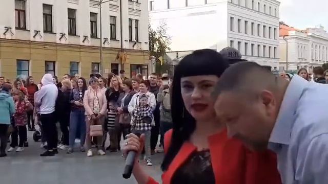 Павел играет на Михайловской в Житомире смотреть онлайн