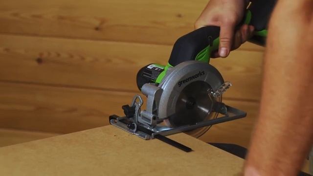Тест аккумуляторной циркулярной мини пилы Greenworks G24MCS журналистами Потребитель Garden Tools