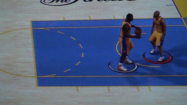 NBA Elite 11 Another Glitch - Bynum another stunt shaking the ball!! wtf смотреть онлайн