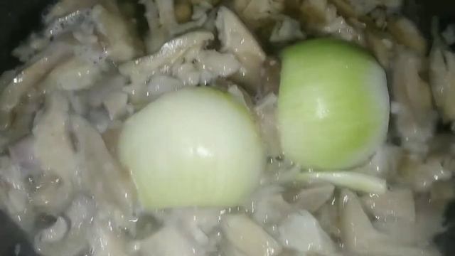 ЖАРЕНАЯ КАРТОШКА С АРОМАТНЫМИ ГРИБАМИ И ЛУКОМ смотреть онлайн