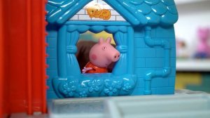 ПОЖАРНАЯ МАШИНКА ТУШИТ ПОЖАР - Маленькая Вера - Распаковываем новую игрушку и играем в пожарных