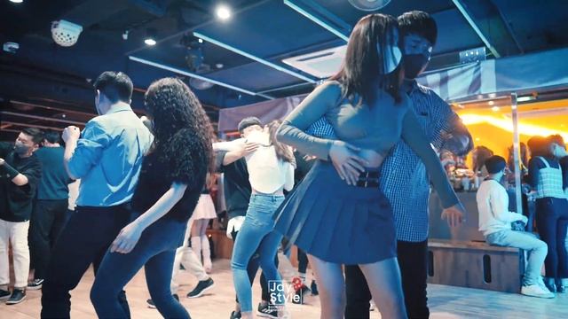 [4K] 2023.0105 또몽(센슈얼랩) & 뚝딱(센슈얼피플) - Sensual Bachata Social Dance in Latin bar. Seoul Korea. смотреть онлайн