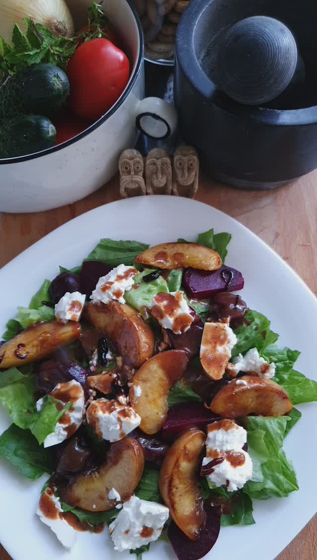 Салат с запеченной свеклой и карамелизованным персиком. Рецепт в комментариях 👇