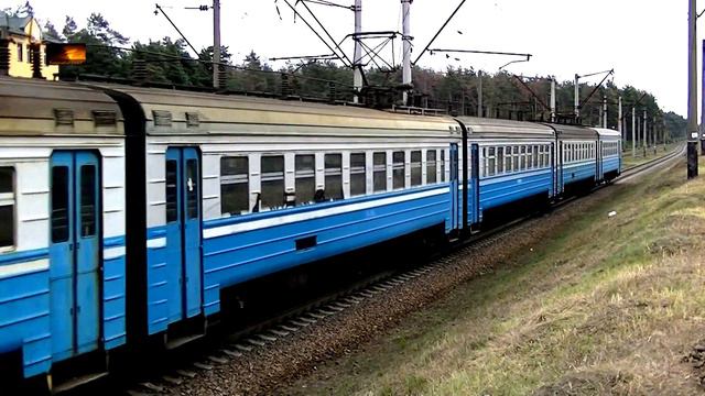 Прибытие электропоезда ЭР9м смотреть онлайн