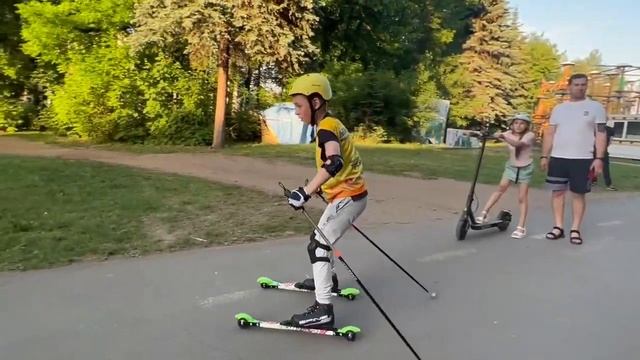 Первая тренировка юных лыжников на лыжероллерах смотреть онлайн
