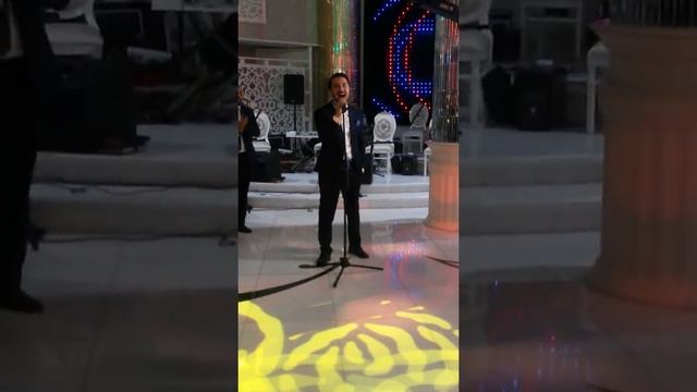 Мой сын Омар поёт на своей свадьбе для невесты. смотреть онлайн