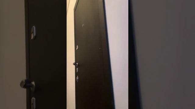 10 минут лая и воя шпица которого бросают одного дома.Он мучается сам и мешает соседям весь день. смотреть онлайн