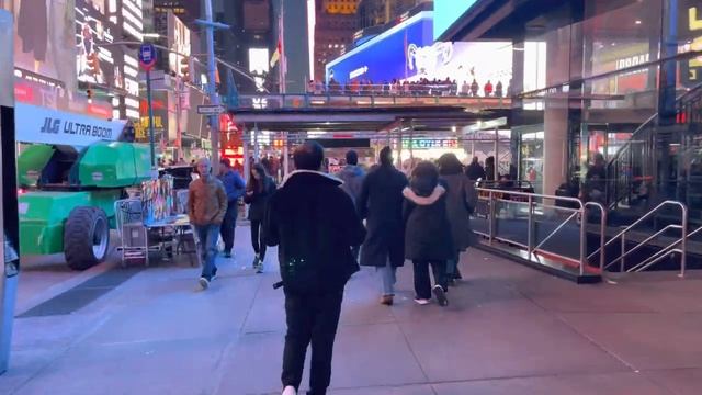 NYC Tour Vlog - Walking Around Times Square at Night in New York City смотреть онлайн