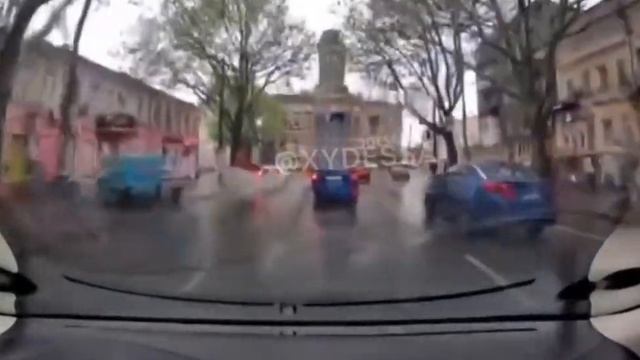 Патрульная машина обрызгала прохожего смотреть онлайн
