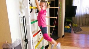 Зарядка для детей и малышей на шведской стенке
