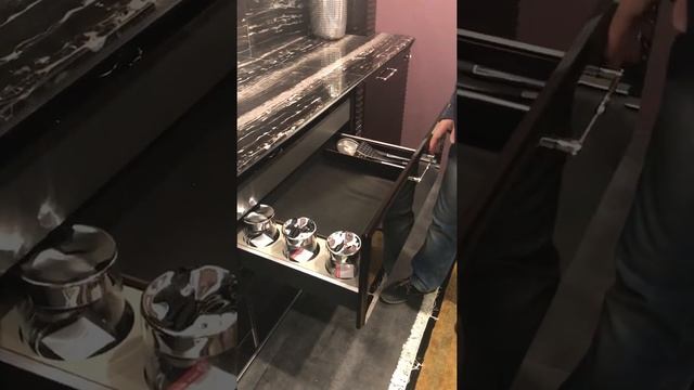 Тумба в кухню с двумя ящикми и одним скрытым ящиком для столовых приборов смотреть онлайн