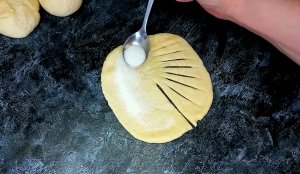 Булочки с сахаром из дрожжевого теста на кефире