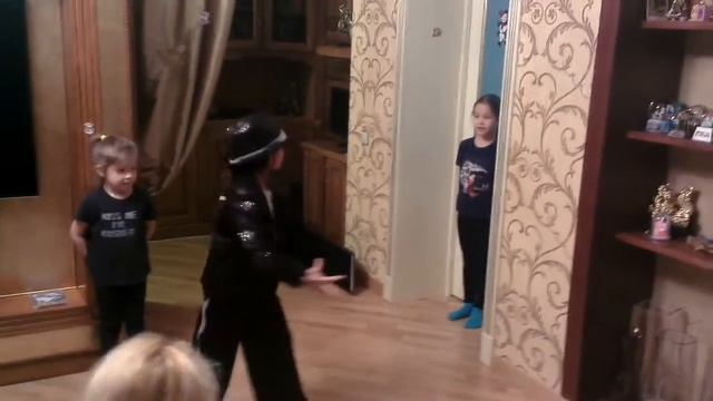 Дети танцуют Майкла Джексона смотреть онлайн