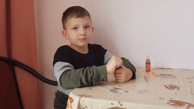 Жевательная резинка Газировка. Sasha BRO распаковывает жвачку и говорит своё мнение. смотреть онлайн