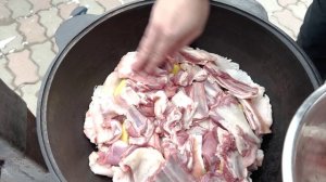 ВКУСНЕЙШАЯ БАРАНИНА В КАЗАНЕ НА ОГНЕ.mp4