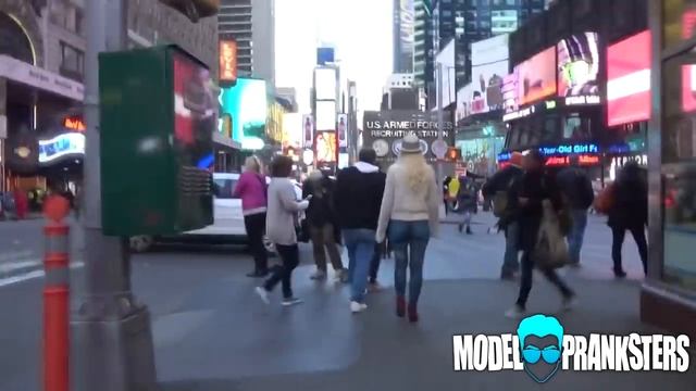 Girl Walks Around NYC In Painted On Jeans! смотреть онлайн
