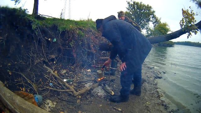 Уха из свежих окуней на природе смотреть онлайн