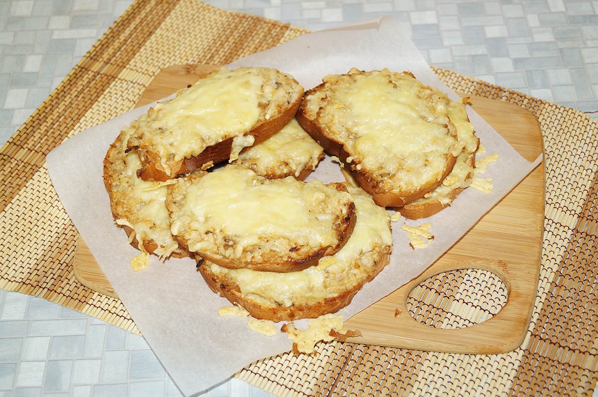 Горячие бутерброды с рыбными консервами и сыром. Простой рецепт горячих бутербродов в духовке. смотреть онлайн