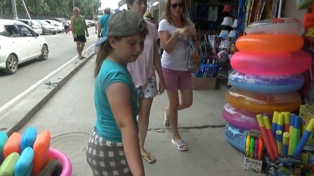 Первый раз едем купаться НА МОРЕ Погода испортила отдых Веселая семейка смотреть онлайн