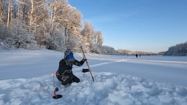 УЕХАЛА В ГЛУШЬ НА РЫБАЛКУ. Щука на жерлицы. Промысловая рыбалка на реке. смотреть онлайн