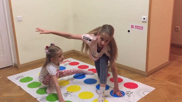 Twister Game от БI c 2-мя новыми заданиями #Twister Challenge# Твистер Челлендж #Hasbro# смотреть онлайн