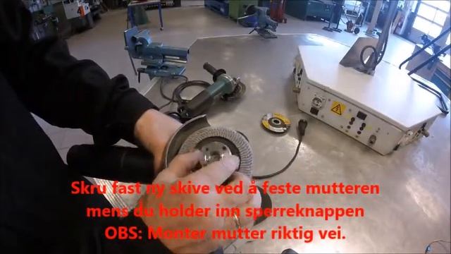 Replace disc on angle grinder (EN) / Bytte skive på vinkelsliper (NO) смотреть онлайн