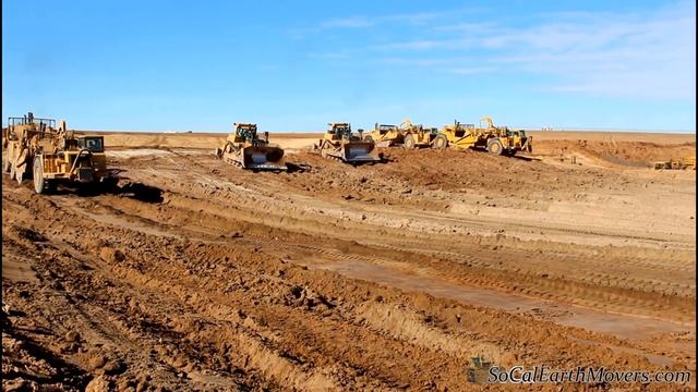Digging new landfill cell with fleet of Caterpillar scrapers (Part 1) смотреть онлайн