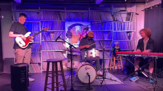 Ellis Nolan Trio - It’s On (George Duke) (Live at WXTJ) смотреть онлайн