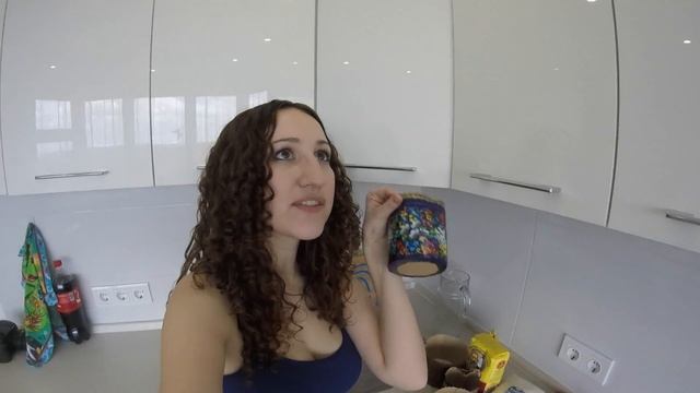 Домашний Влог с Алиной - печем куличи, красим яйца, играем, купаемся и много болтаем :) смотреть онлайн